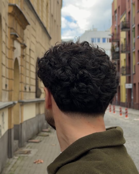 Soft Tapered Curly Neckline